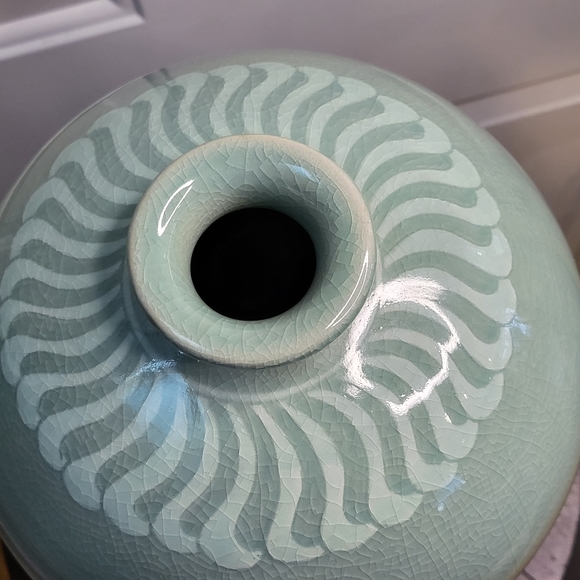 LARGE CELADON FLORA GREEN GLAZED CERAMIC POTTERY KOREAN VASE SIGNED 12" - Picture 5 of 13